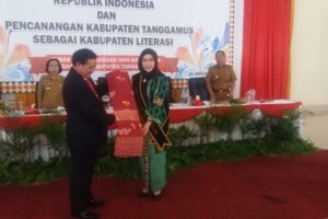 Kepala Perpustakaan Nasional Republik Indonesia Muhammad Syarif Bando, MM, mendapatkan cinderamata dari Bupati Tanggamus di Aula Islamik Center Kota Agung Pengukuhan Bunda Literasi kabupaten Tanggamus periode 2020-2023, dan pencanangan kabupaten Tanggamus, sebagai kabupaten Literasi oleh Kepala Perpustakaan Nasional Republik Indonesia Muhammad Syarif Bando, MM, di Aula Islamik Center Kota Agung, Senin (20/01/2020) .