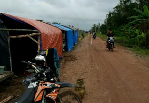 Warga Rawapitu Mengungsi di Tanggul