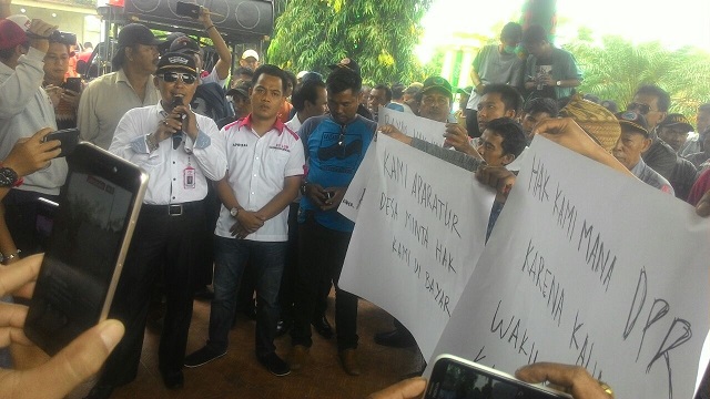 Tuntut Hak, Ratusan Warga Lampung Utara Turun Jalan