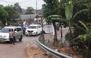 Air Genangi Jalan Lintas Barat Gisting Tanggamus