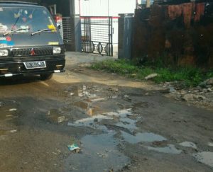 Jalan Rusak, Warga Yuda Muka Tanggamus Mengeluh