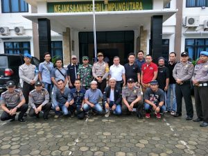 Bersih-Bersih Makam Leluhur di Lampung Utara
