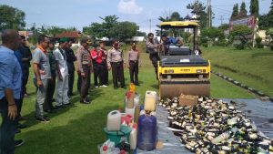 Ribuan Botol Minuman Keras Digerus Polres Lampung Utara