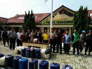 Polres Tanggamus Musnahkan Ratusan Botol Miras