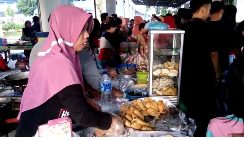 Jalan-Jalan Sore Berburu Takjil di Taman Soekarno Kota Agung