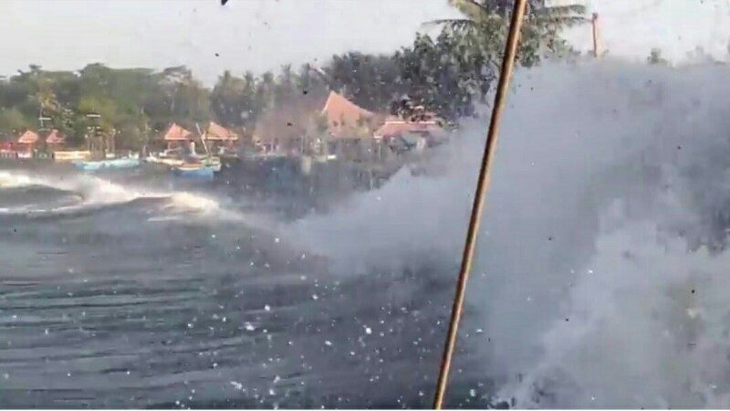 Gelombang Tinggi Terjang Pantai Kota Agung, 15 Kapal Nelayan Tenggelam