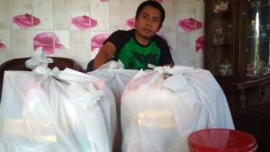 PWI Lampura Bagikan Bingkisan Lebaran ke Pengurus dan Anggota