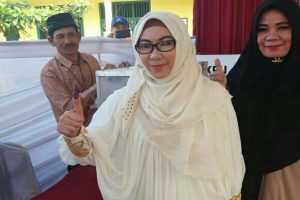 Calon Bupati Tanggamus Dewi Handajani Nyoblos di TPS 01 Pekon Purwodadi Gisting