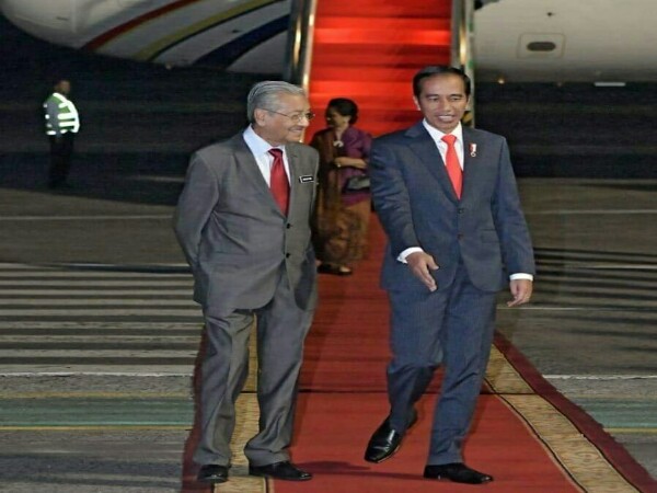 Presiden Joko Widodo Sambut Kedatangan PM Malaysia Mahatir di Halim Perdanakusuma