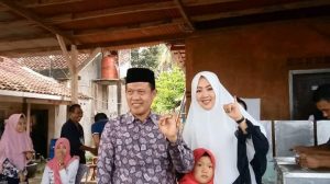 Cawabup Lampung Utara M. Yusrizal Cuci Kaki Ibu Sebelum Mencoblos