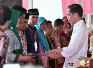 Di Sumatera Selatan Jokowi Bagikan Sertifikat Tanah