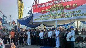 HUT Bhayangkara ke-72 Polda Lampung Tabur Bunga di Laut