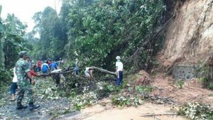 Hujan Deras Jumat Malam, Jalan Limau Tanggamus Longsor