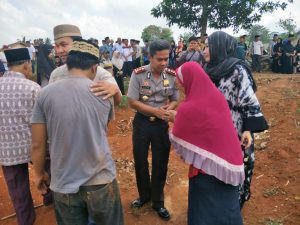 Anggota Berduka, Kapolres Lampung Utara Hadiri Pemakaman
