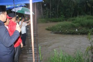 Wabup AM Syafi’i Meninjau Lokasi Banjir Way Liwok Wonosobo dan Way Belu  Kota Agung Barat