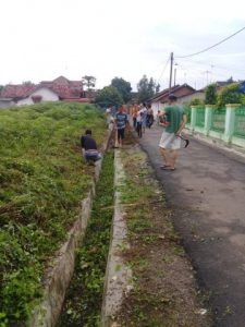 Aktivitas Warga Kelurahan Tanjung Harapan di Hari Minggu, Gotong Royong