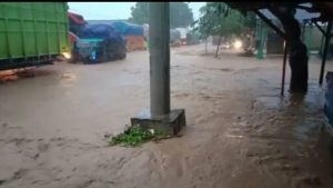 Jalan Lintas Sumatera di Daerah Tarahan Lampung Terputus Akibat Banjir