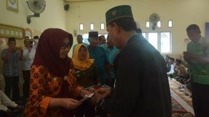 Bupati Dewi Handajani Serahkan Bantuan Dana  467 Majelis Taklim, Guru Ngaji, Khatib, dan PPN