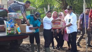 Dinas  Pendidikan Tanggamus  Beri Bantuan Korban Banjir Kelumbayan