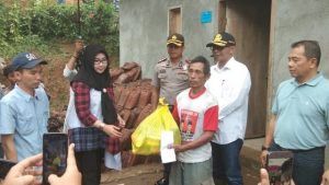 Bupati Tanggamus Tinjau Lokasi Longsor dan Salurkan Bantuan