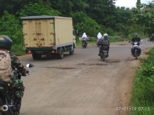 Lubang di Jalan T Soebroto Kotabumi Ini Ancam Keselamatan Pengendara
