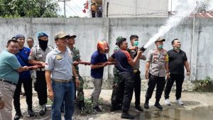 Kapolres Lampura Pimpin Pemadaman Gudang Terbakar
