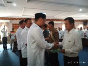 Bupati Lampura Serahkan Sertifikat Tanah Program PTSL