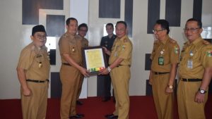 DPMPTSP Tanggamus Serahkan IMB Gedung Setdakab dan Gedung Seketariat DPRD