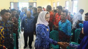 Bupati Tulangbawang Winarti Serahkan Bantuan Dana Kampung