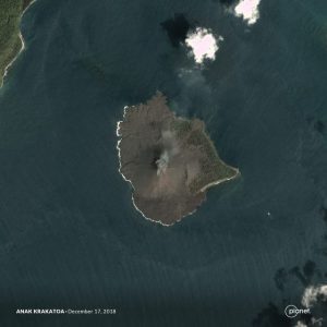 Gambar Anak Krakatau yang Masih Erupsi