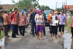 Bupati Winarti Kunjungi Lokasi Banjir, Jaga Keselamatan Amankan Dokumen Penting