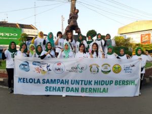 Bhayangkari Lampura Bersihkan Pasar dan Stasiun