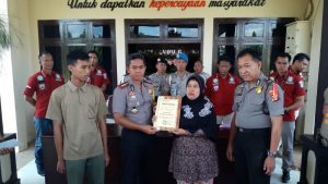 Berani Lawan Kejahatan, Ibu Ini Dapat Hadiah dari Polisi