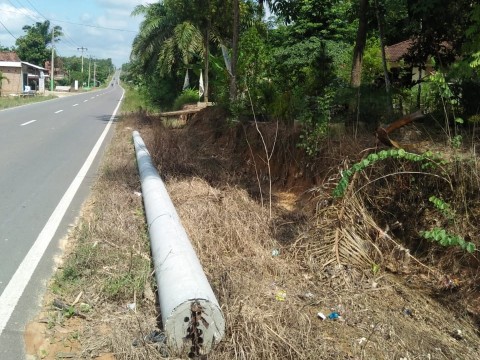 Warga Sidomekar Menolak Pemasangan Tiang Listrik