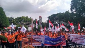 Pegawai PT Pos Demo Tuntut Direksi Mundur