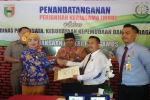 Disparbudpora Tanggamus Tanda Tangani MoU Masalah Hukum bersama Kejari