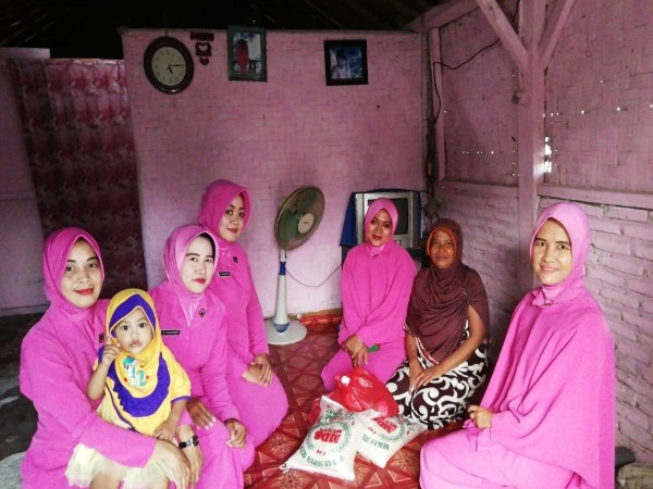 Bhayangkari Ranting Tumijajar Bantu Puluhan Kaum Duafa