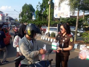 Kajari dan PWI Lampura Bagi Takjil di Tugu Payan Mas