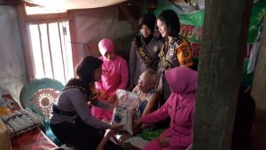 Ada Polwan Cantik Bersama PC Bhayangkari Gelar Baksos Buat Nenek dan Janda