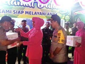 Kapolres Tulangbawang dan Ketua Bhayangkari Beri Bingkisan Anggota Pospam dan Posyan