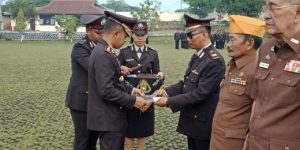 Harlah Pancasila, Kapolres Lampura Beri Penghargaan untuk Para Tokoh