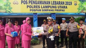 Bhayangkari Polres Lampura Kunjungi Pospam dan Posyan