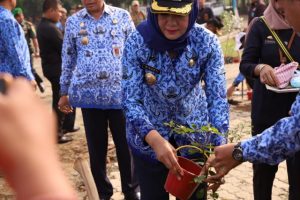 Hari Lingkungan Hidup, Bupati Winarti Tanam Pohon Penghijauan