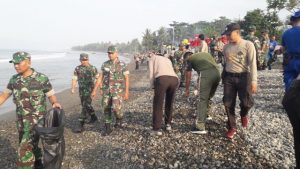 Sambut Hari Bhayangkara ke 73, Polres Tanggamus Bersihkan Pantai Muara Indah