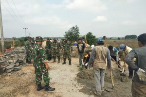 Bukti Nyata TNI Menyatu Dengan Rakyat Dalam Program TMMD