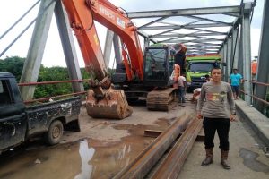 Polres Mesuji Masih Berupaya Mengevakuasi Truk Yang Terjebak di Jembatan