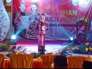 Bupati Winarti Terlihat Anggun Dalam Balutan Pakaian Adat Lampung