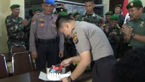 Kasdim 0424 Tanggamus Didampingi Anggota Beri  Kejutan Polres Tanggamus di Hari Bayangkara ke-73