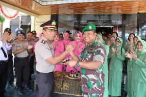 Hari Bhayangkara ke-73, Dandim 0426/Tuba Letkol Inf. Kohir dan Ketua Persit  Mendatangi Mapolres Tulang Bawang