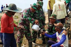 Serba-Serbi TMMD: Dibawah Terik Matahari Prajurit Dan Warga Tetap Semangat